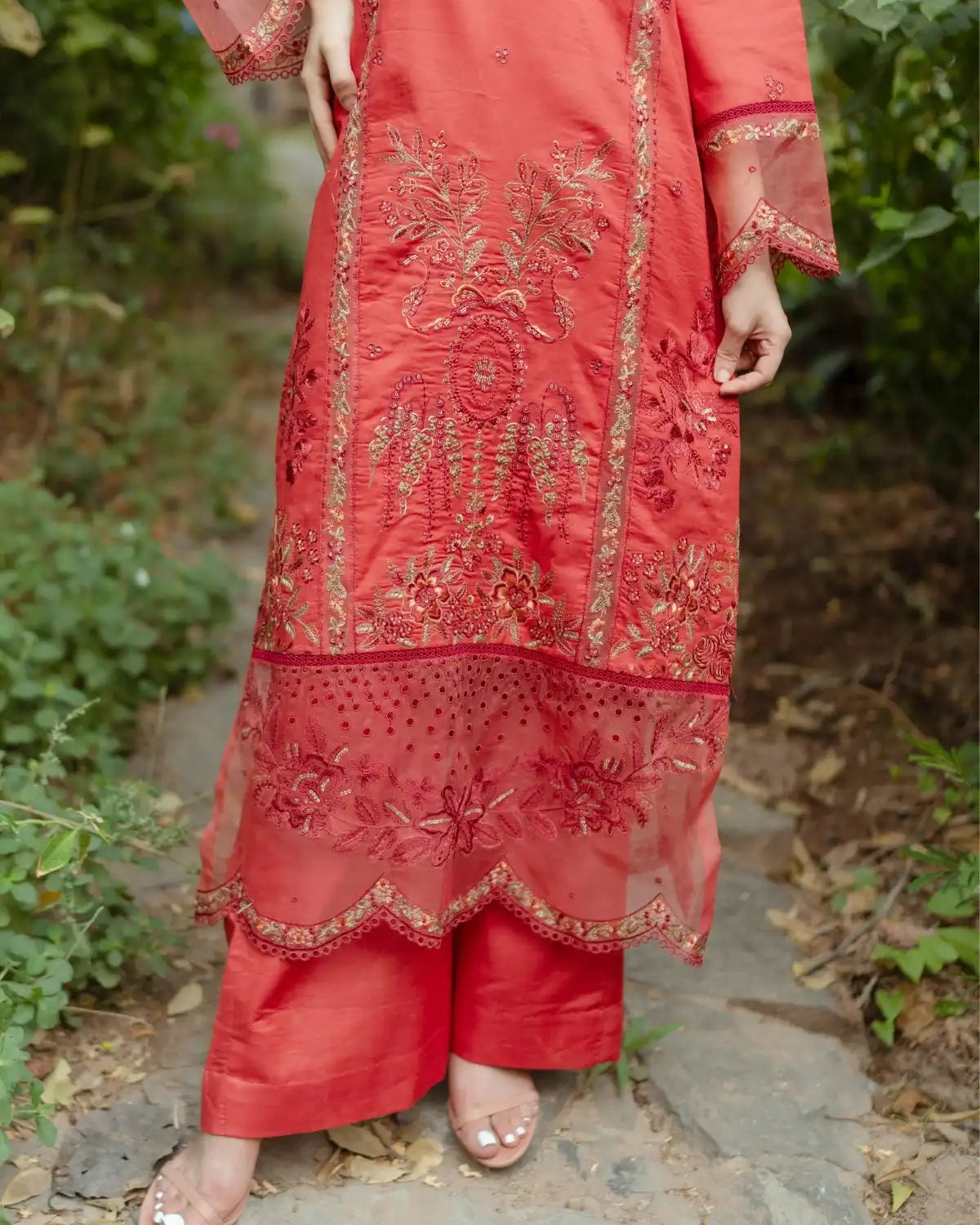 GP-LW-010 – Stitched 3 Piece Embroidered Lawn Suit with Digital Printed Dupatta