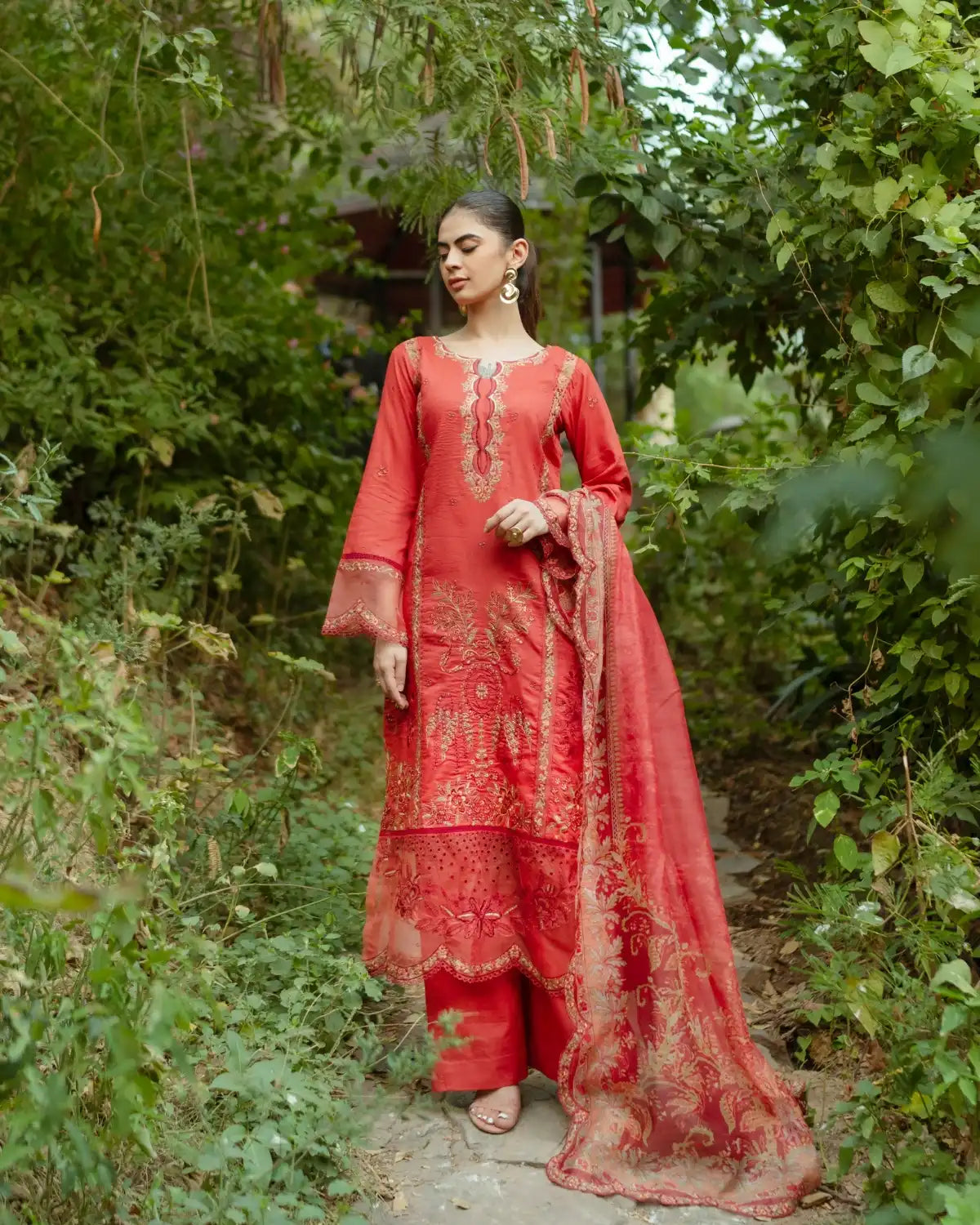 GP-LW-010 – Stitched 3 Piece Embroidered Lawn Suit with Digital Printed Dupatta